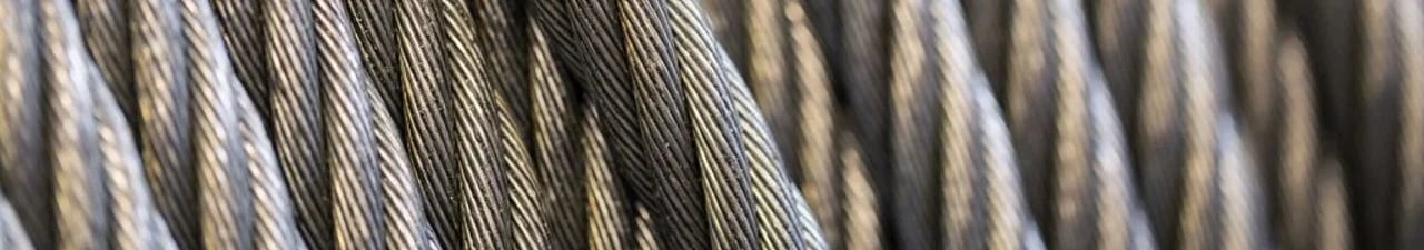 Teräsköysiä ja ketjuja